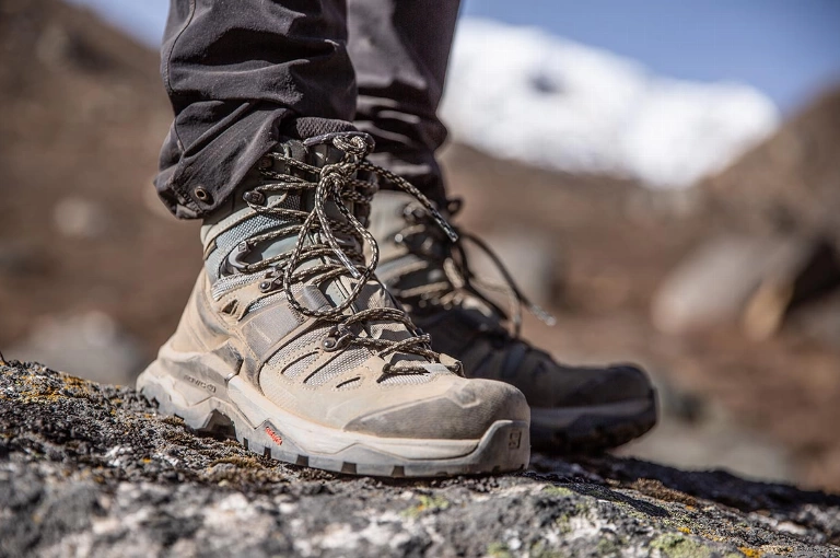 معرفی 8 بوت و چکمه عالی زنانه مناسب برف و فصل زمستان - چکمه Salomon Quest-4 GTX Hiking Boots (Women’s)