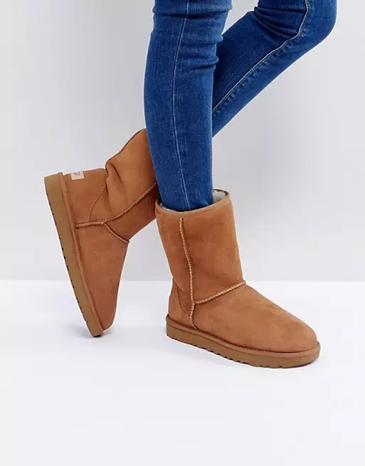 معرفی 8 بوت و چکمه عالی زنانه مناسب برف و فصل زمستان - چکمه UGG Classic Short II
