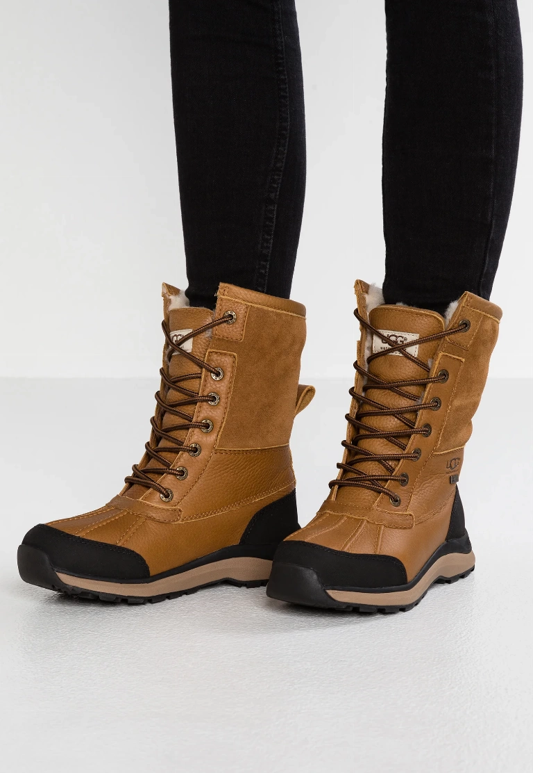 معرفی 8 بوت و چکمه عالی زنانه مناسب برف و فصل زمستان - چکمه Ugg Women’s Adirondack III