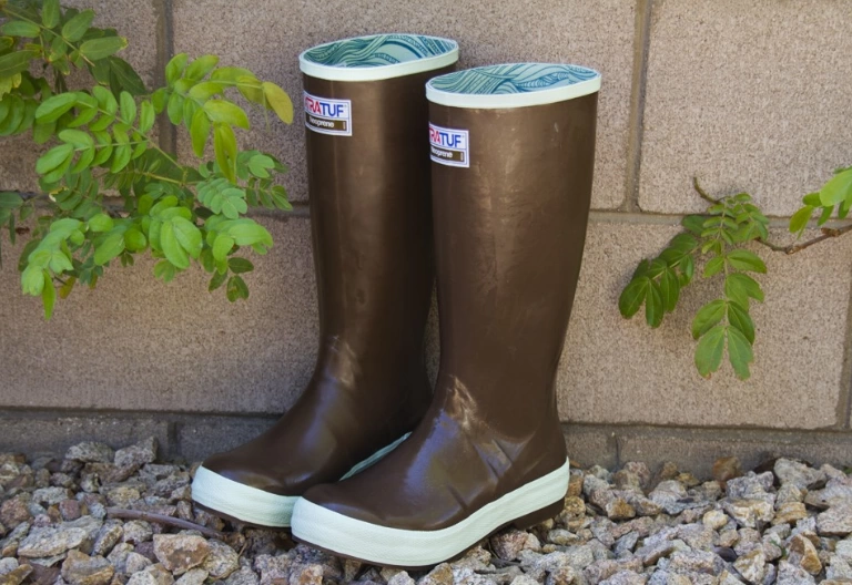 معرفی 8 بوت و چکمه عالی زنانه مناسب برف و فصل زمستان - چکمه Xtratuf Women’s 15-Inch Insulated Legacy Boot