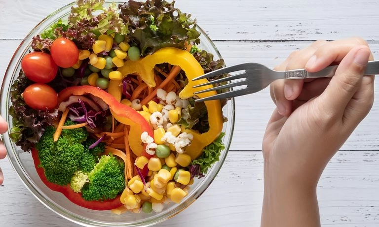 9 روش خانگی برای درمان مشکل شوره سر - تصحیح رژیم غذایی